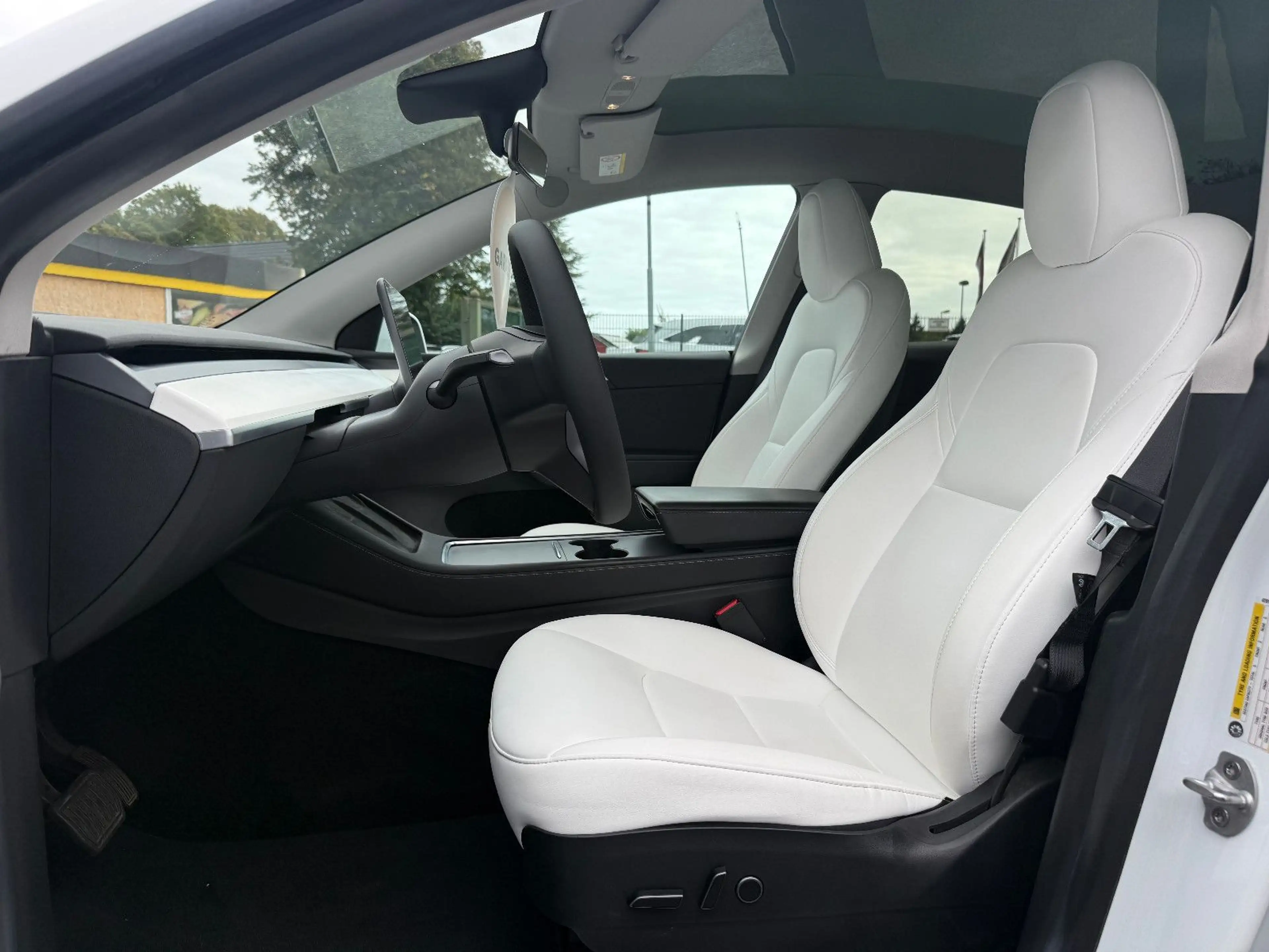 Tesla Model Y Long Range Dual AWD (Wärmepumpe-AHK) — photo 11
