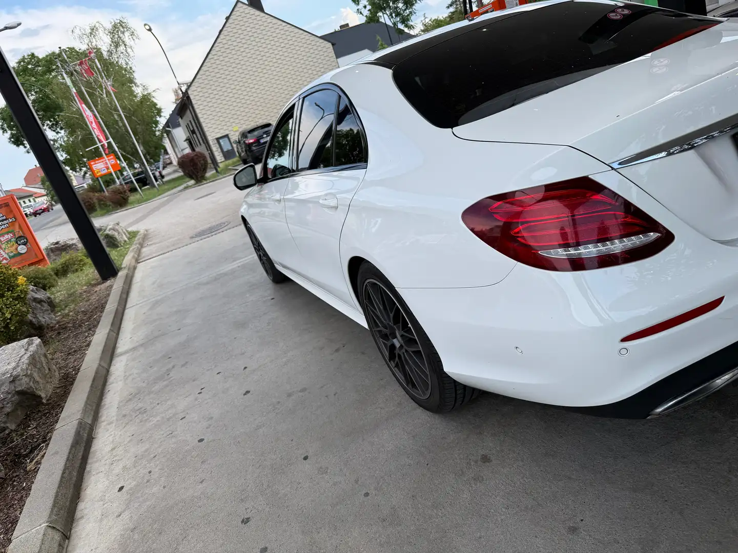 Mercedes-Benz E 220 E 220 d 9G-TRONICAMG Line Weiß - 1