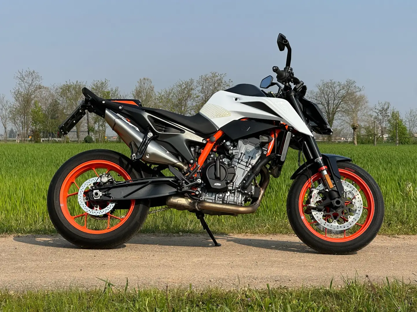 KTM 890 Duke R - 2