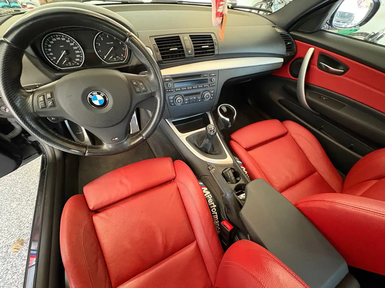 BMW 1 Series снимка BMW 1 Series