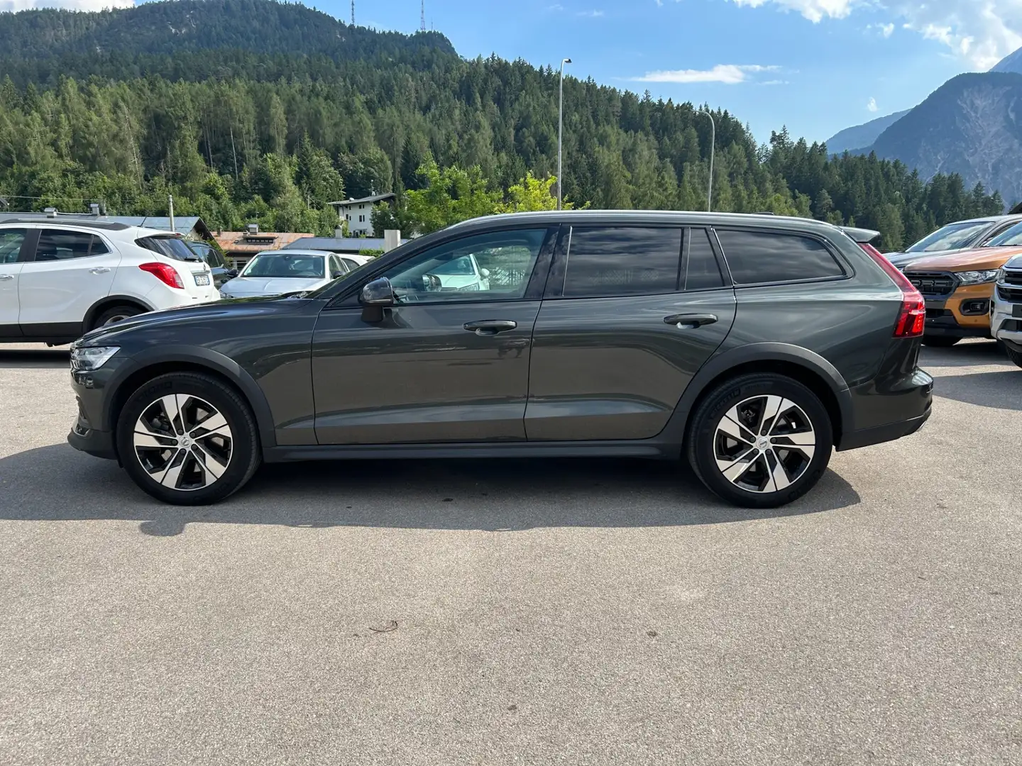 Volvo V60 Cross Country V60 Cross Country B4 (d) AWD automatico Ultimate Grigio - 2