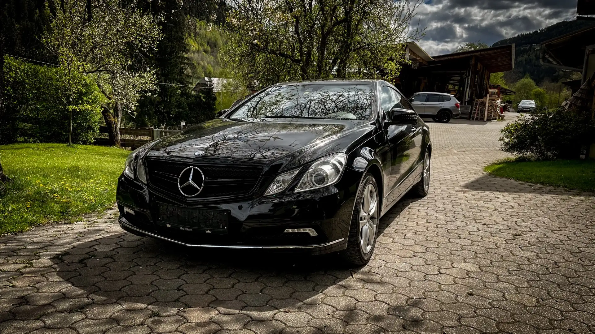 Mercedes-Benz E 350 CGI BlueEfficiency Aut. Schwarz - 1