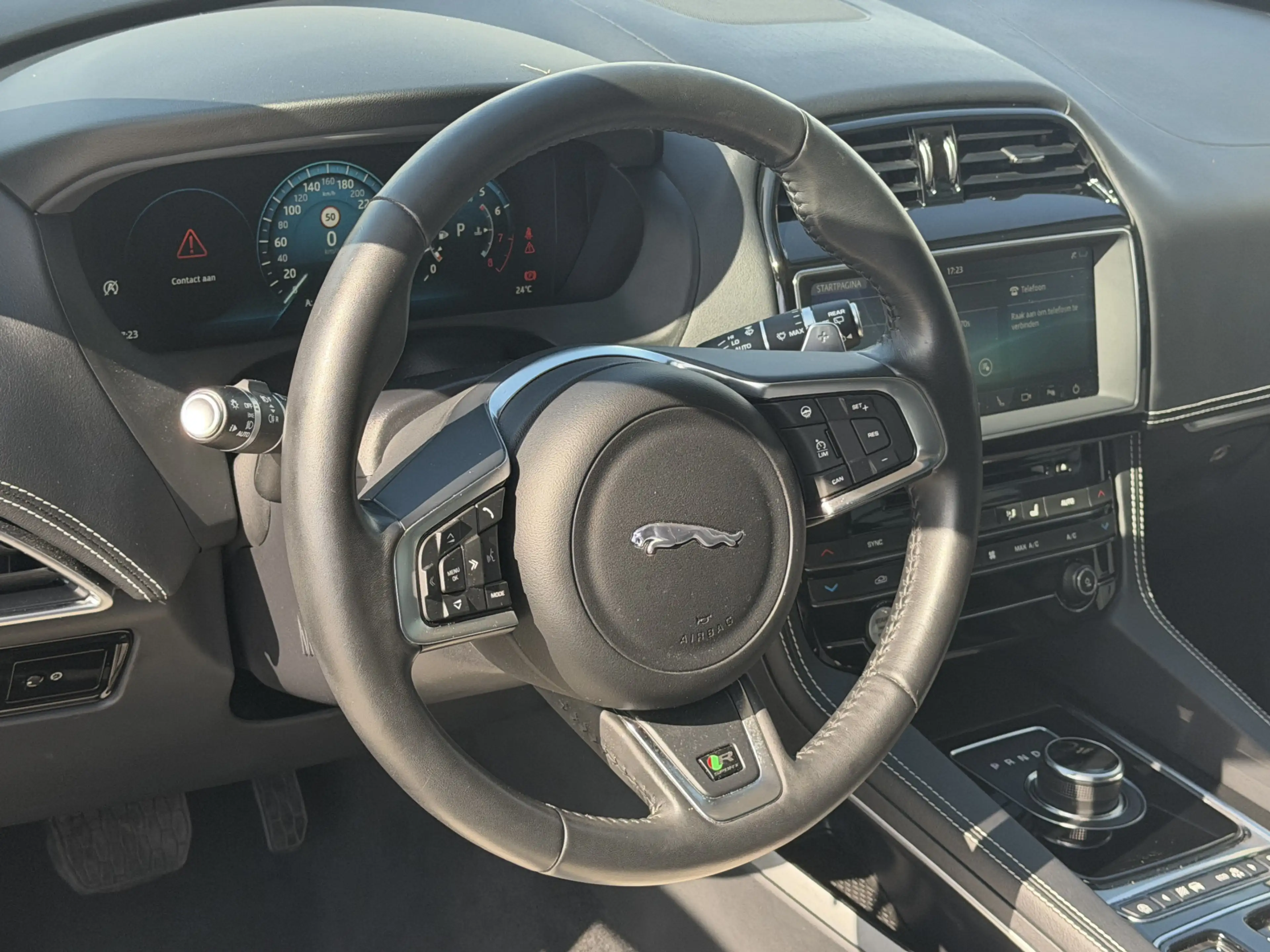 Jaguar F-Pace 2.0 Portfolio AWD AUTOMAAT / R Sport / Panorama Da — photo 15