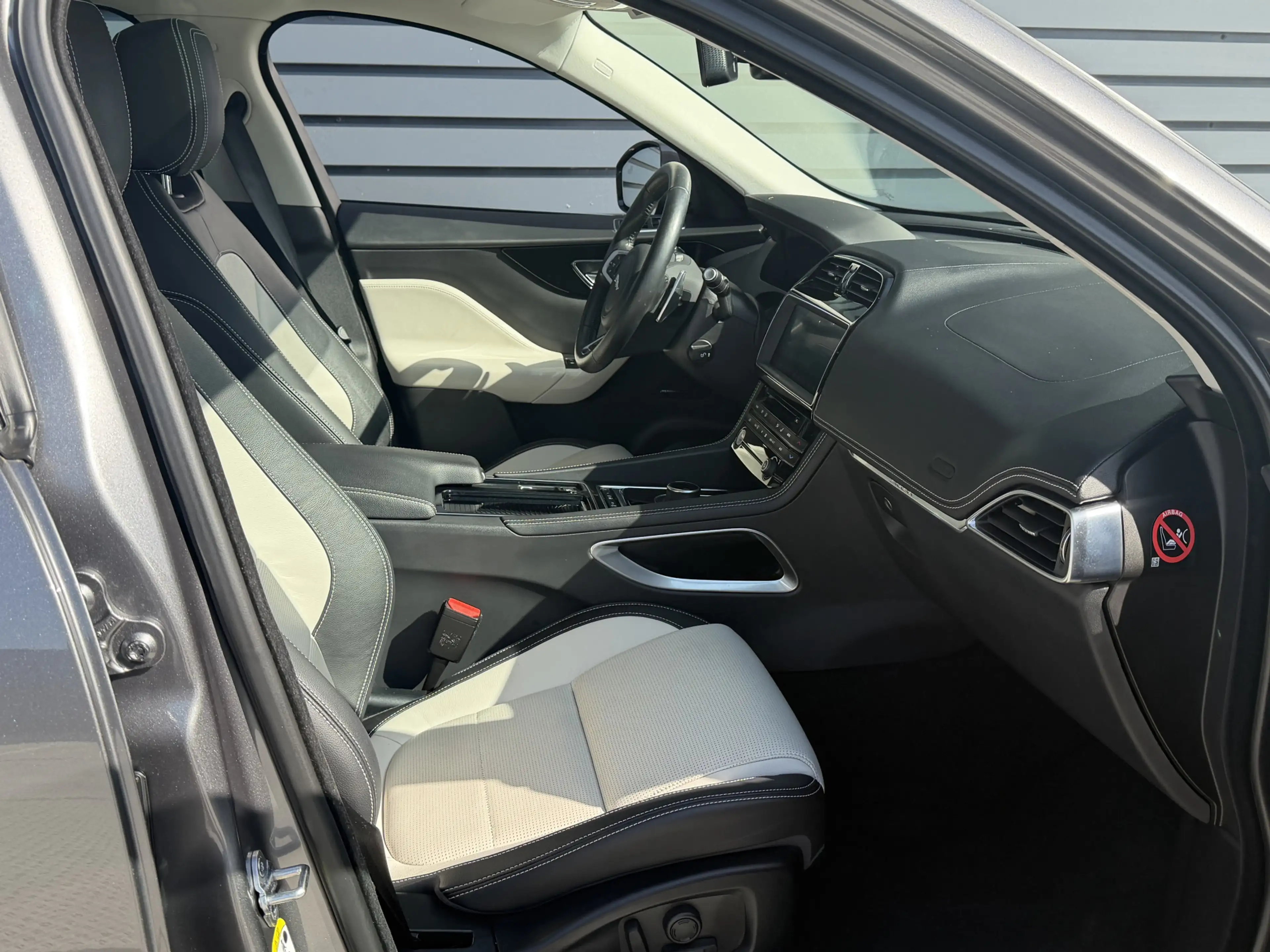 Jaguar F-Pace 2.0 Portfolio AWD AUTOMAAT / R Sport / Panorama Da — photo 8