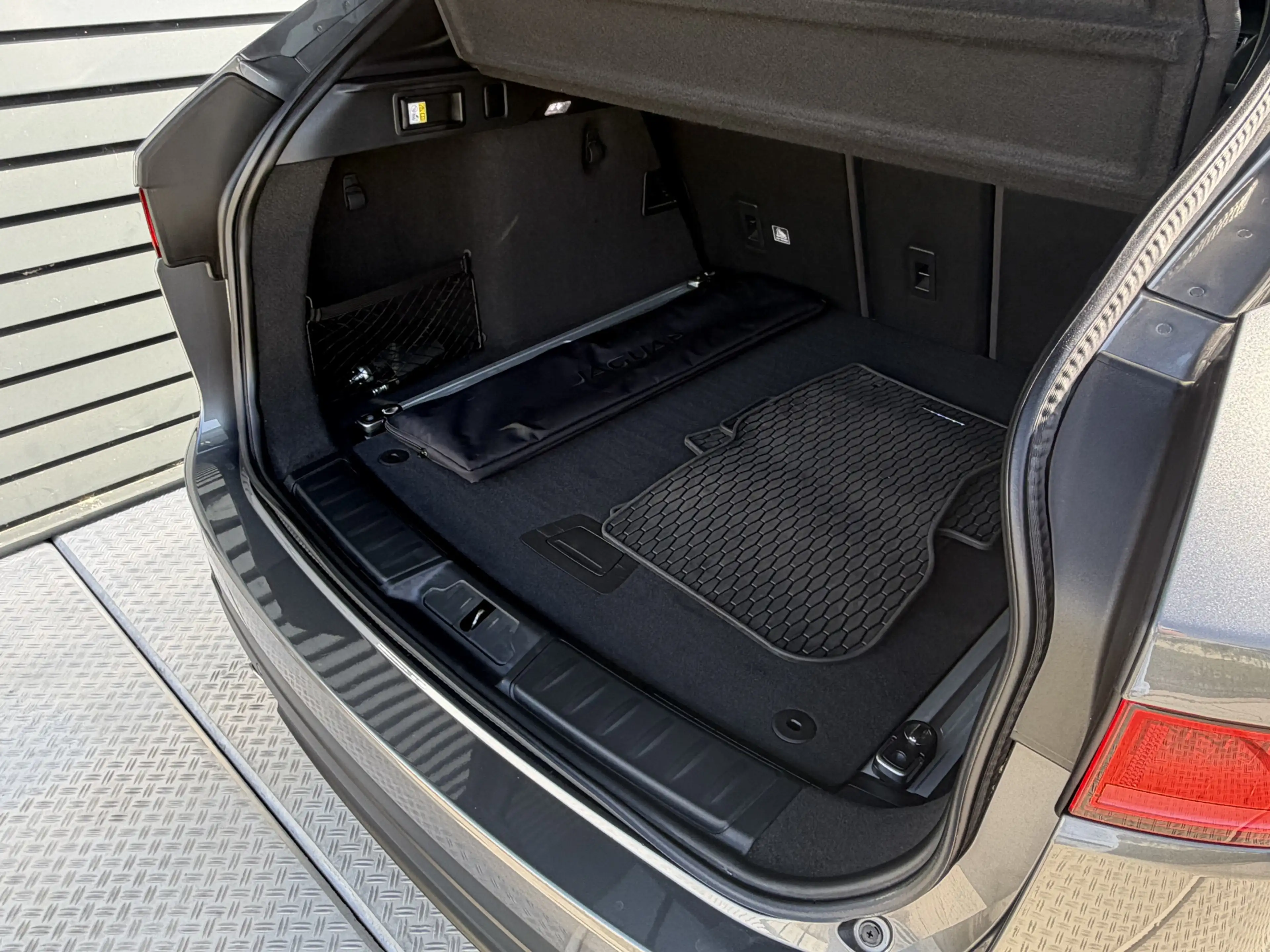 Jaguar F-Pace 2.0 Portfolio AWD AUTOMAAT / R Sport / Panorama Da — photo 12
