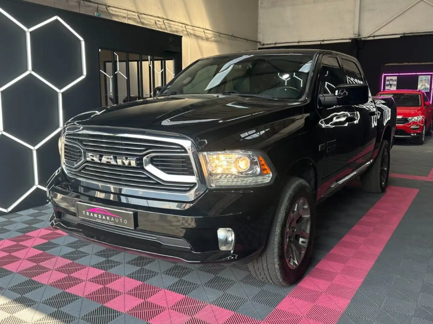 Dodge RAM 1500 LIMITED 5.7 L 400 CH ~ Toit ouvrant ~ Caméra de recul ~ Sièges chauffants et ventilés Noir - 2