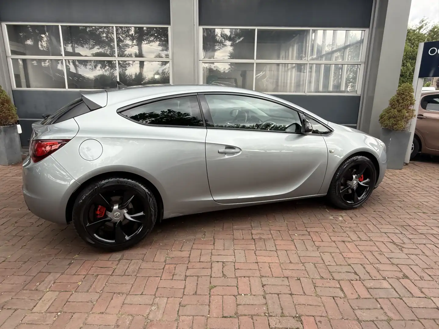 Opel Astra GTC 1.4 Turbo Sport 141pk goed dealer onderhouden Grijs - 2