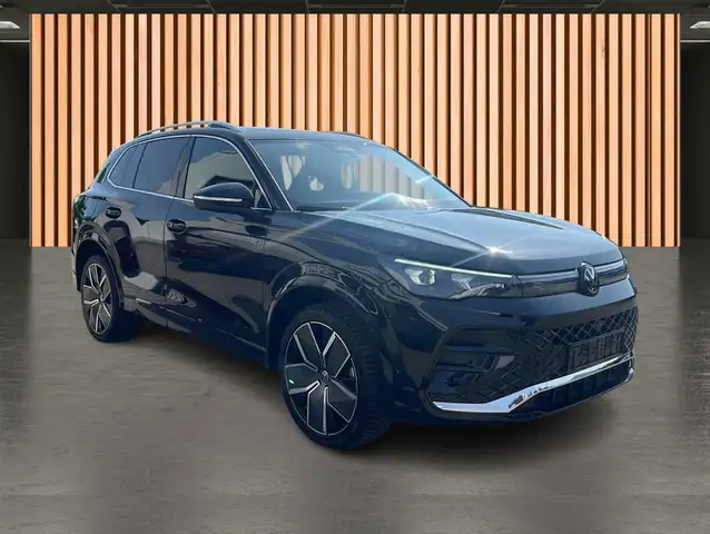 Volkswagen Tiguan view 3