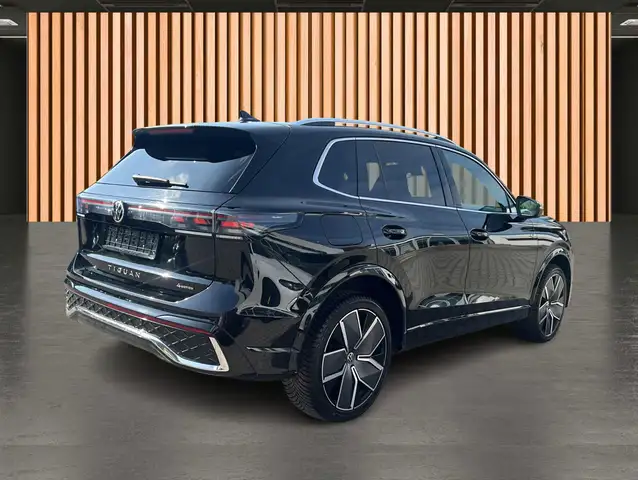 Volkswagen Tiguan view 4