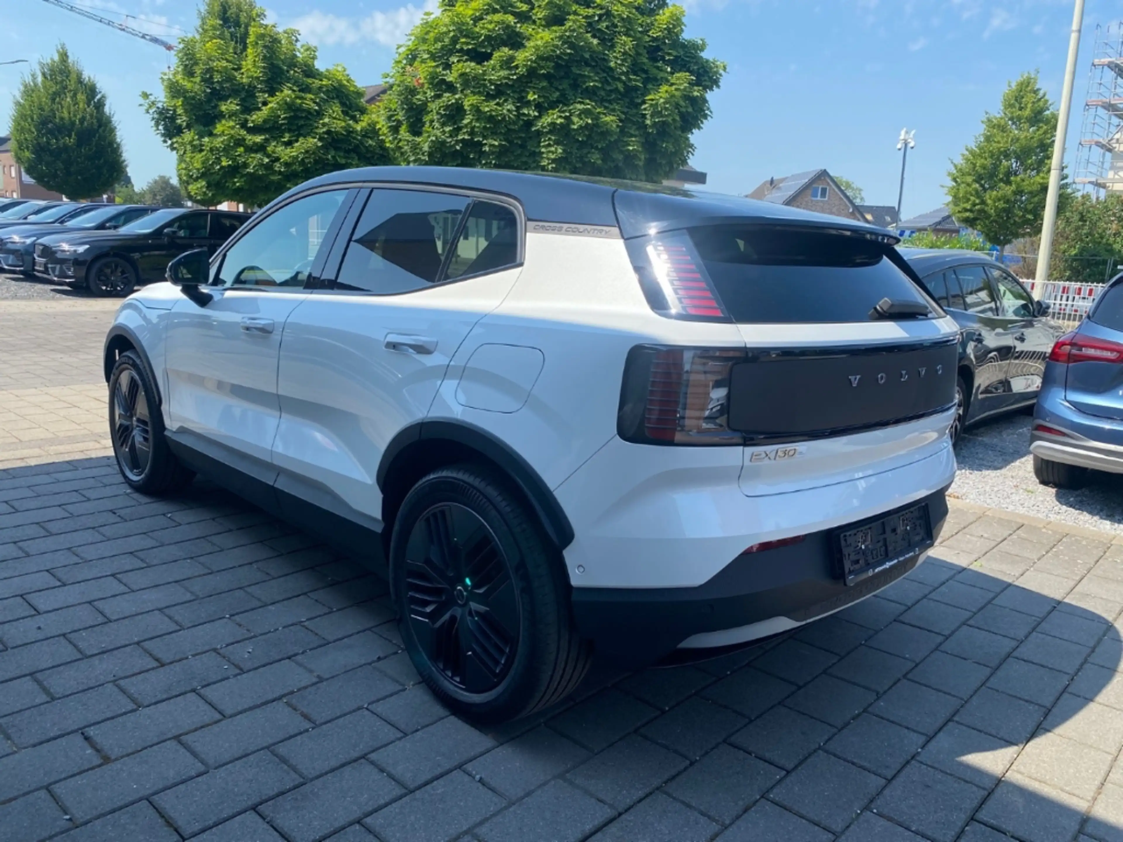 Volvo EX30 Ultra Cross Country TWIN 315 kW Performance Pure E — photo 4