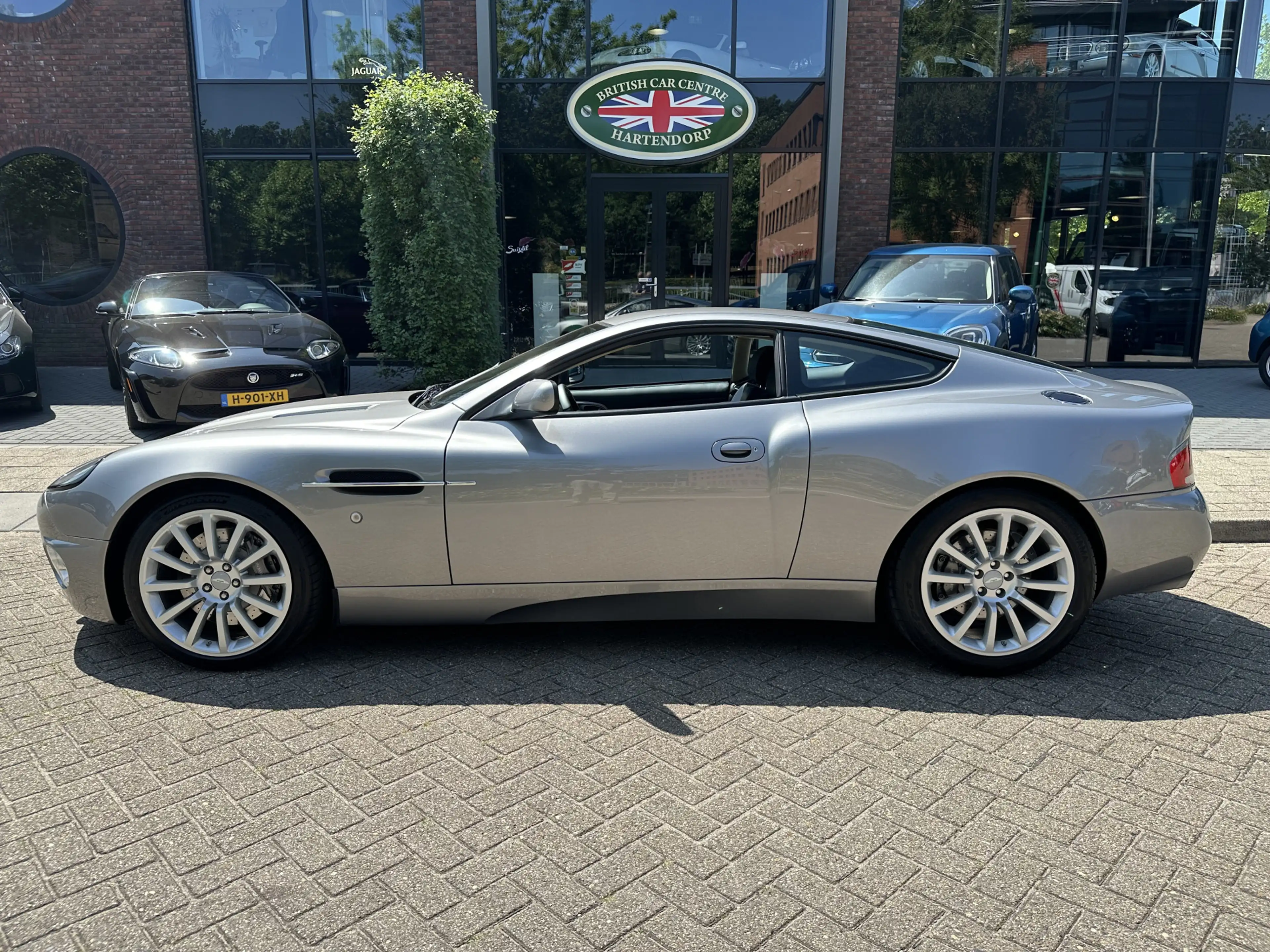 Aston Martin Vanquish V12 5.9 — photo 2
