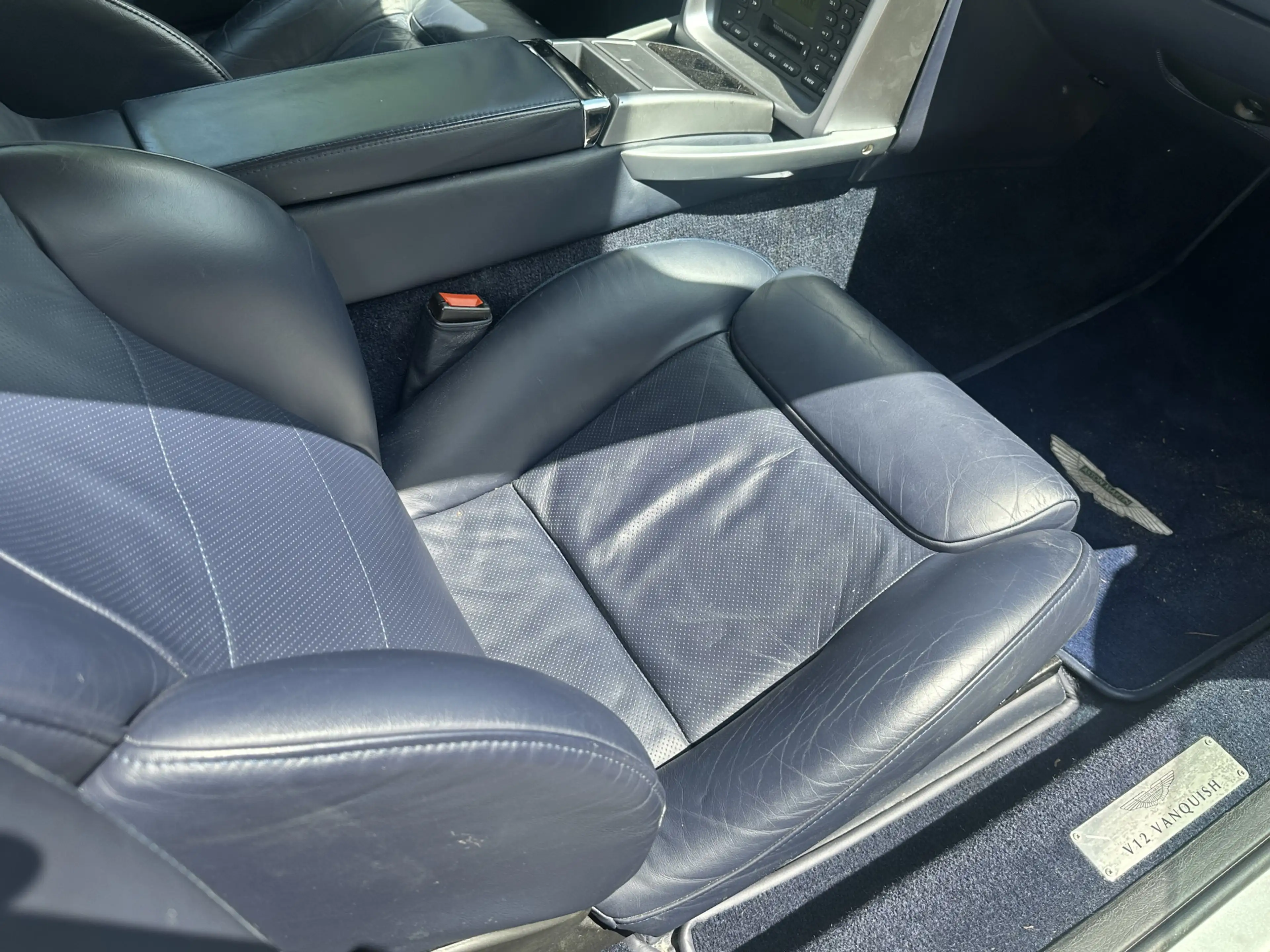 Aston Martin Vanquish V12 5.9 — photo 11