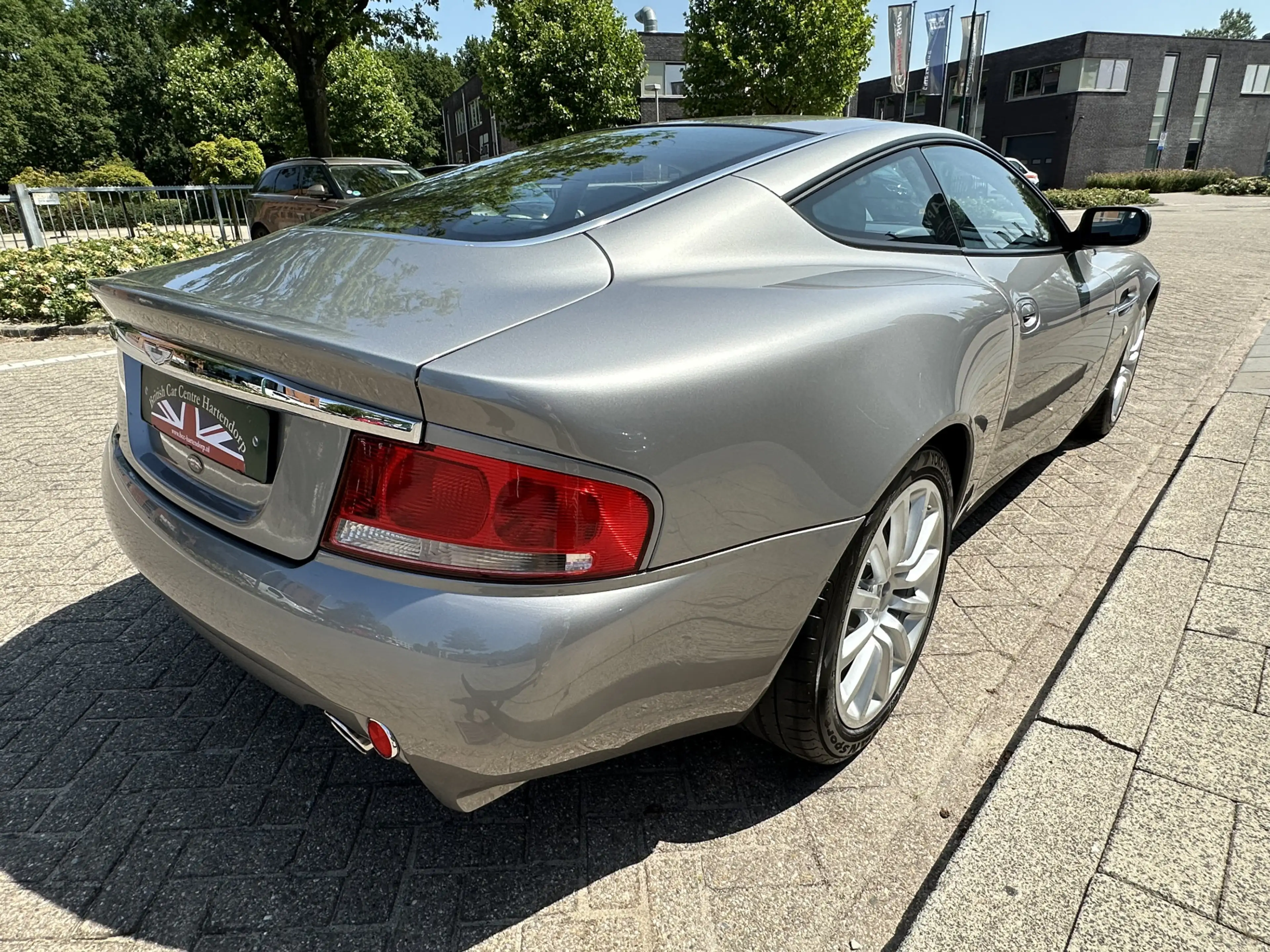 Aston Martin Vanquish V12 5.9 — photo 8