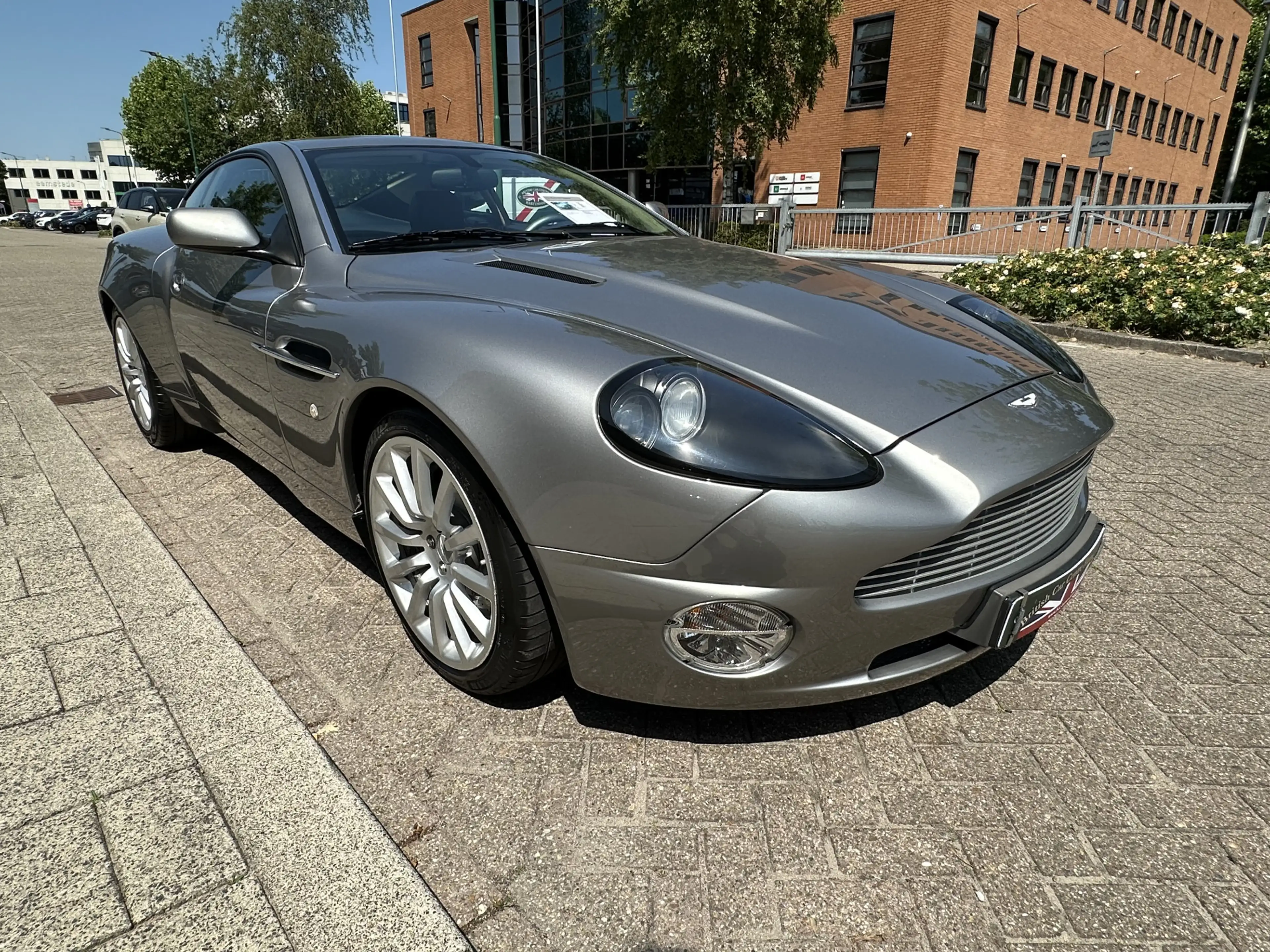 Aston Martin Vanquish V12 5.9 — photo 4