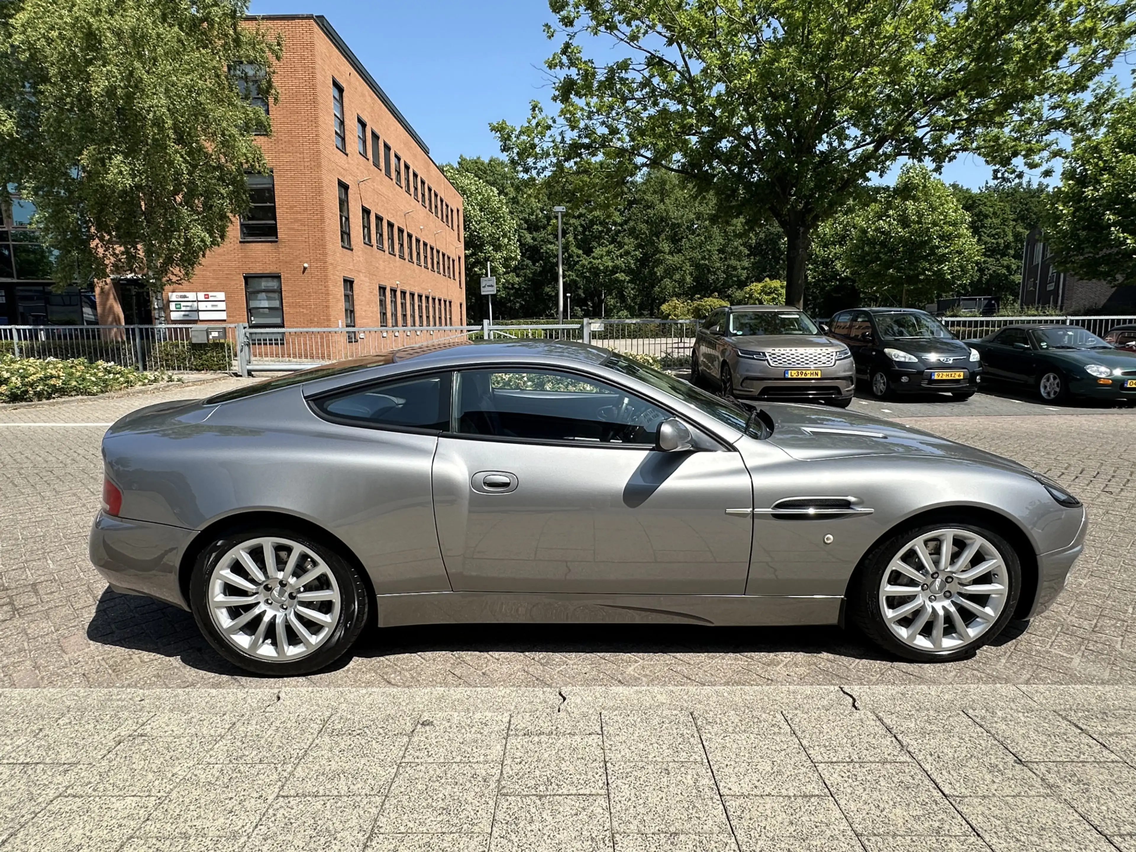 Aston Martin Vanquish V12 5.9 — photo 12