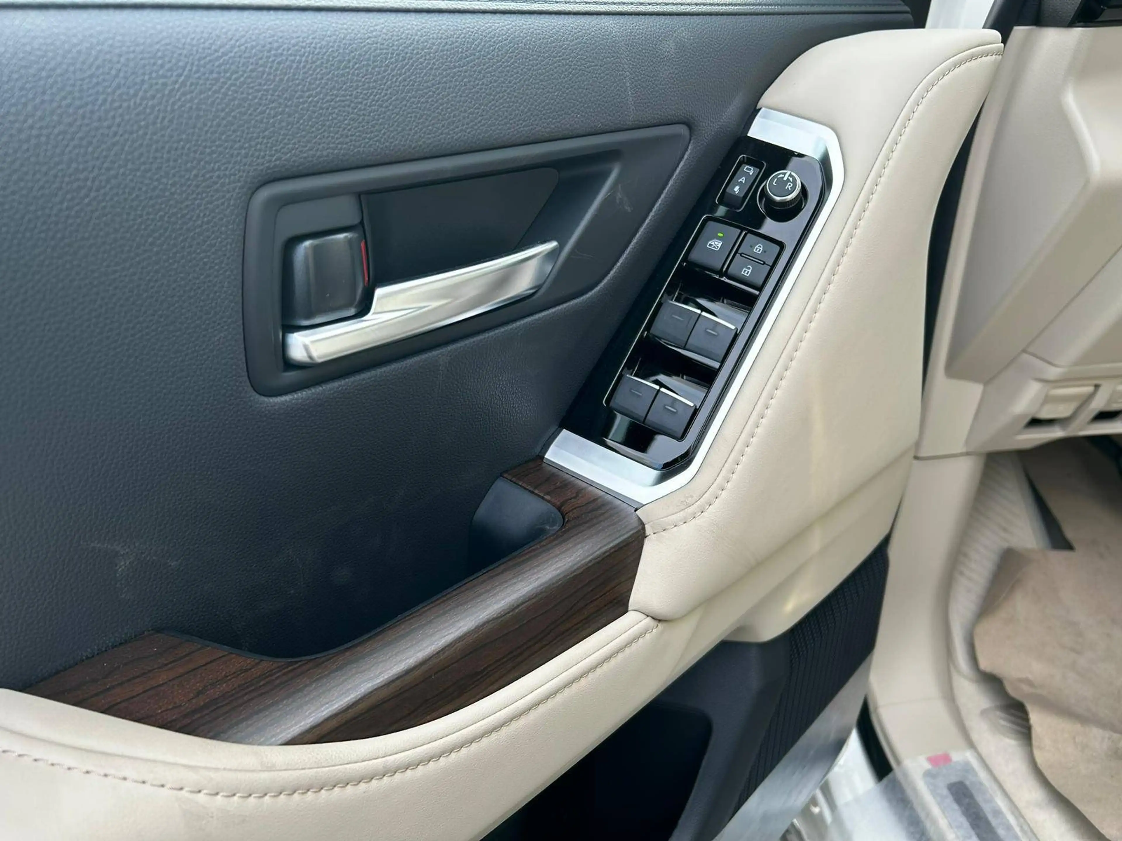Toyota Land Cruiser [EXPORT] LC300 VX TWIN TURBO — photo 13