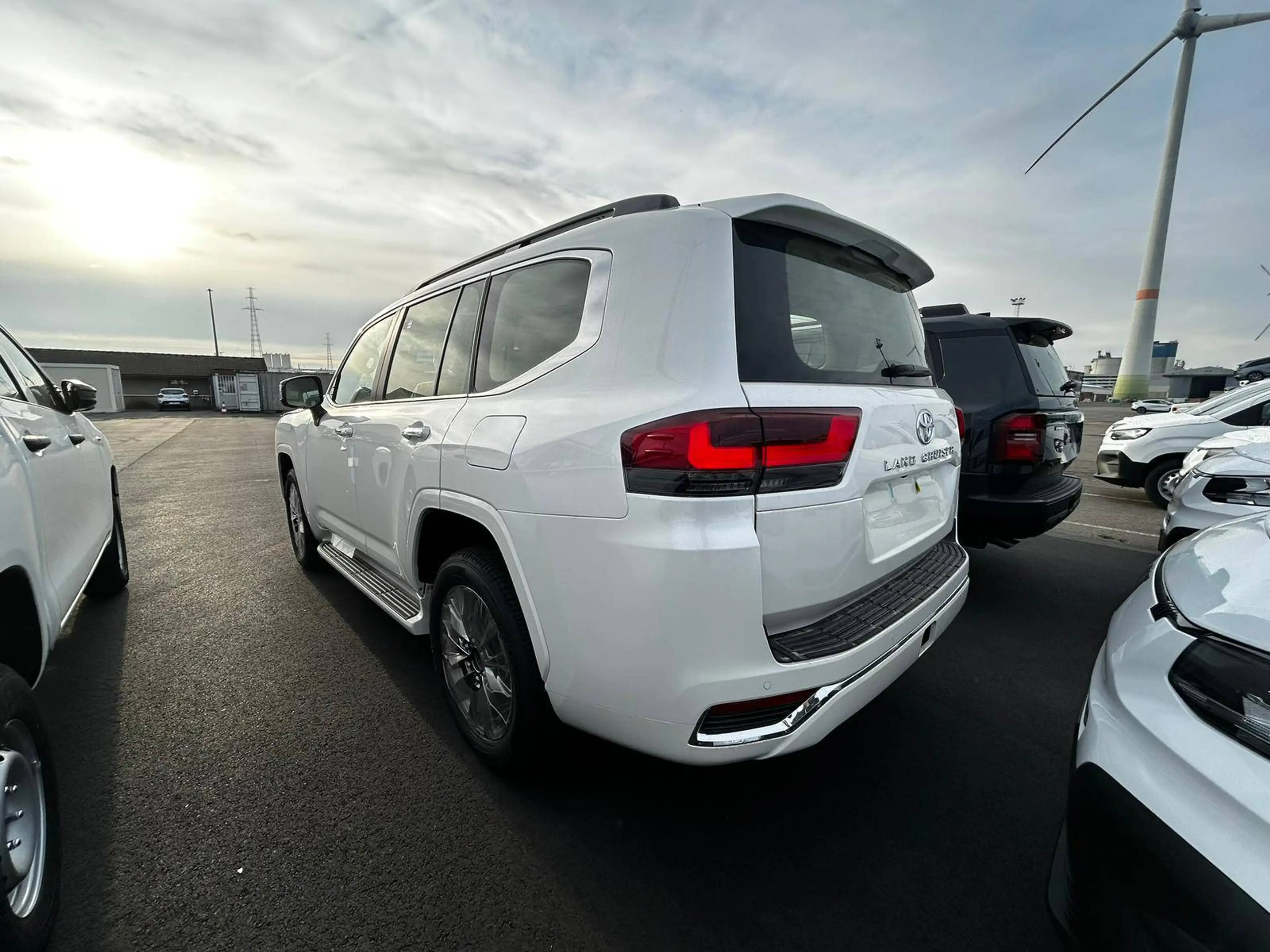 Toyota Land Cruiser [EXPORT] LC300 VX TWIN TURBO — photo 2