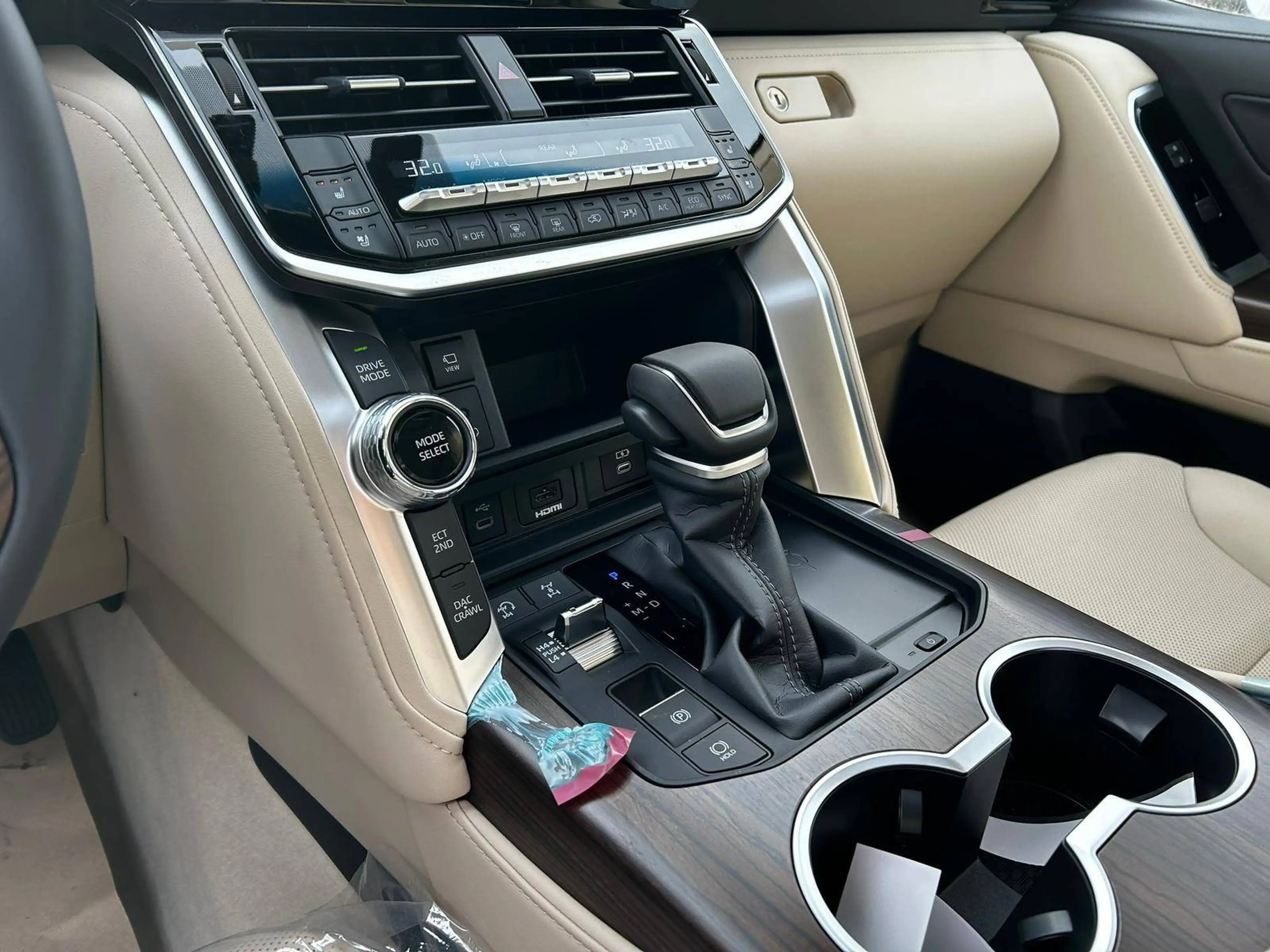Toyota Land Cruiser [EXPORT] LC300 VX TWIN TURBO — photo 10