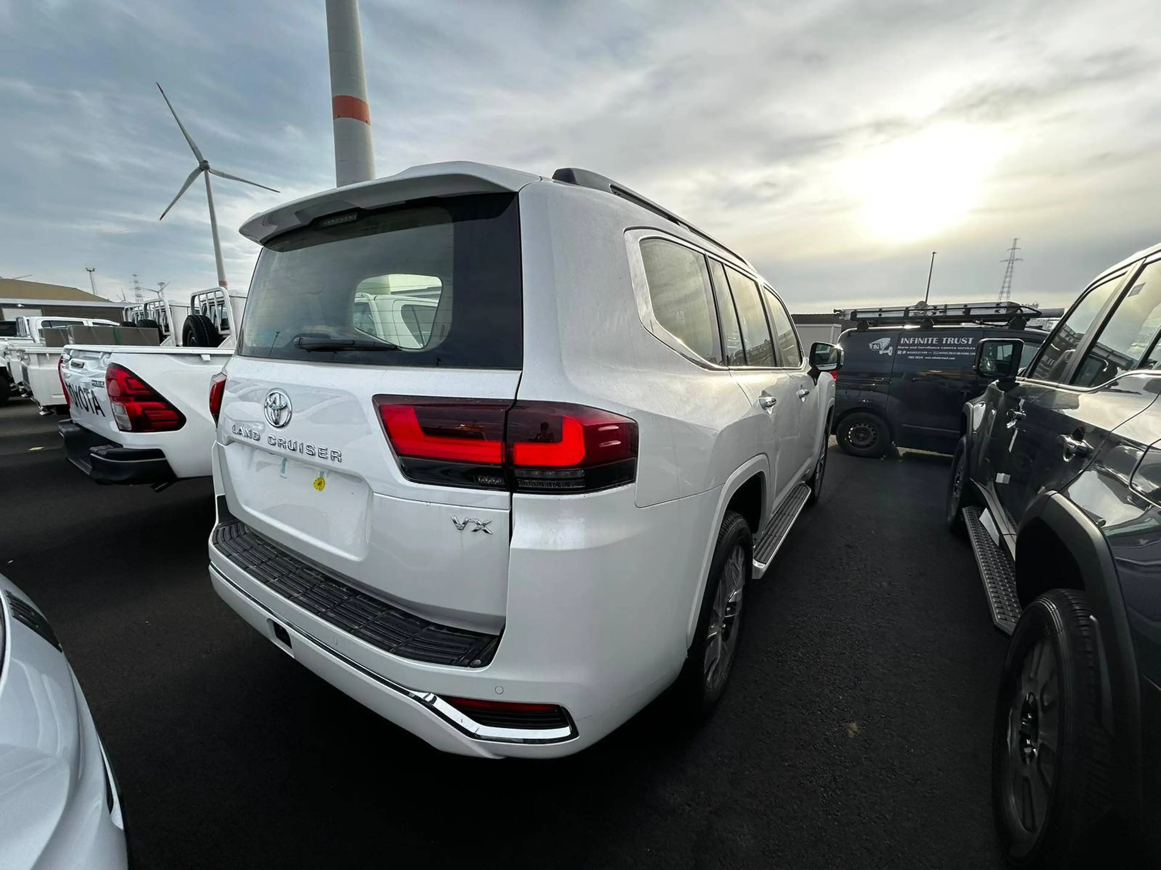 Toyota Land Cruiser [EXPORT] LC300 VX TWIN TURBO — photo 3