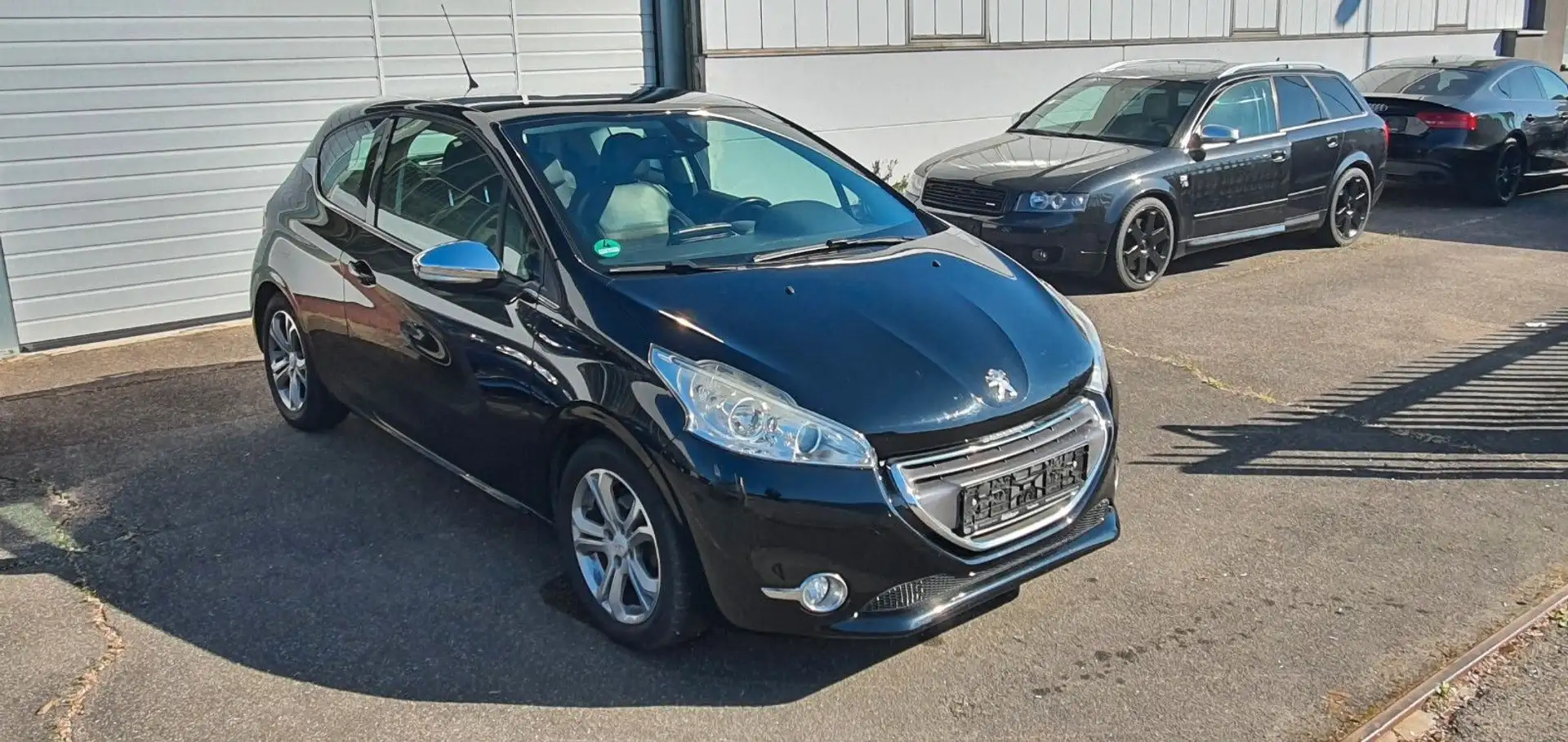 Peugeot 208 1.6L Allure*Leder*AHK*SHZ*ALU*Bluetooth*PDC* Schwarz - 2