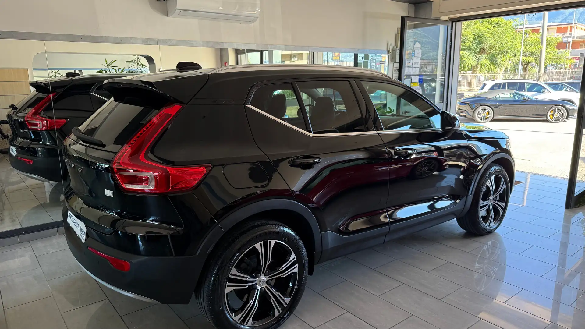 Volvo XC40 1.5 t5 phev R-design auto my21 TETTO APRIBILE Nero - 2