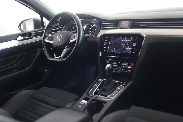 Volkswagen Passat view 8