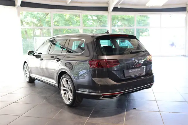 Volkswagen Passat view 4
