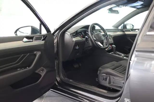Volkswagen Passat view 9