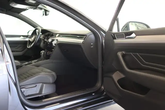 Volkswagen Passat view 11