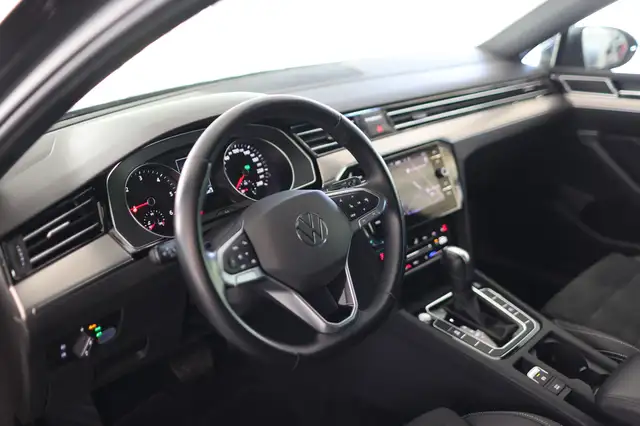 Volkswagen Passat view 10