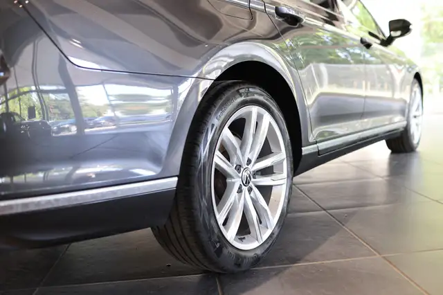 Volkswagen Passat view 7