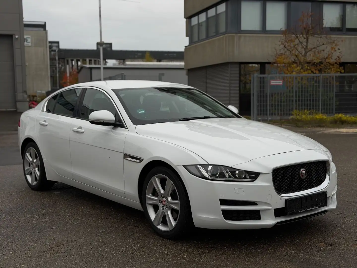 Jaguar XE Pure 2.0d Euro6 Xenon Navi Keyless Schalter!! Blanc - 2