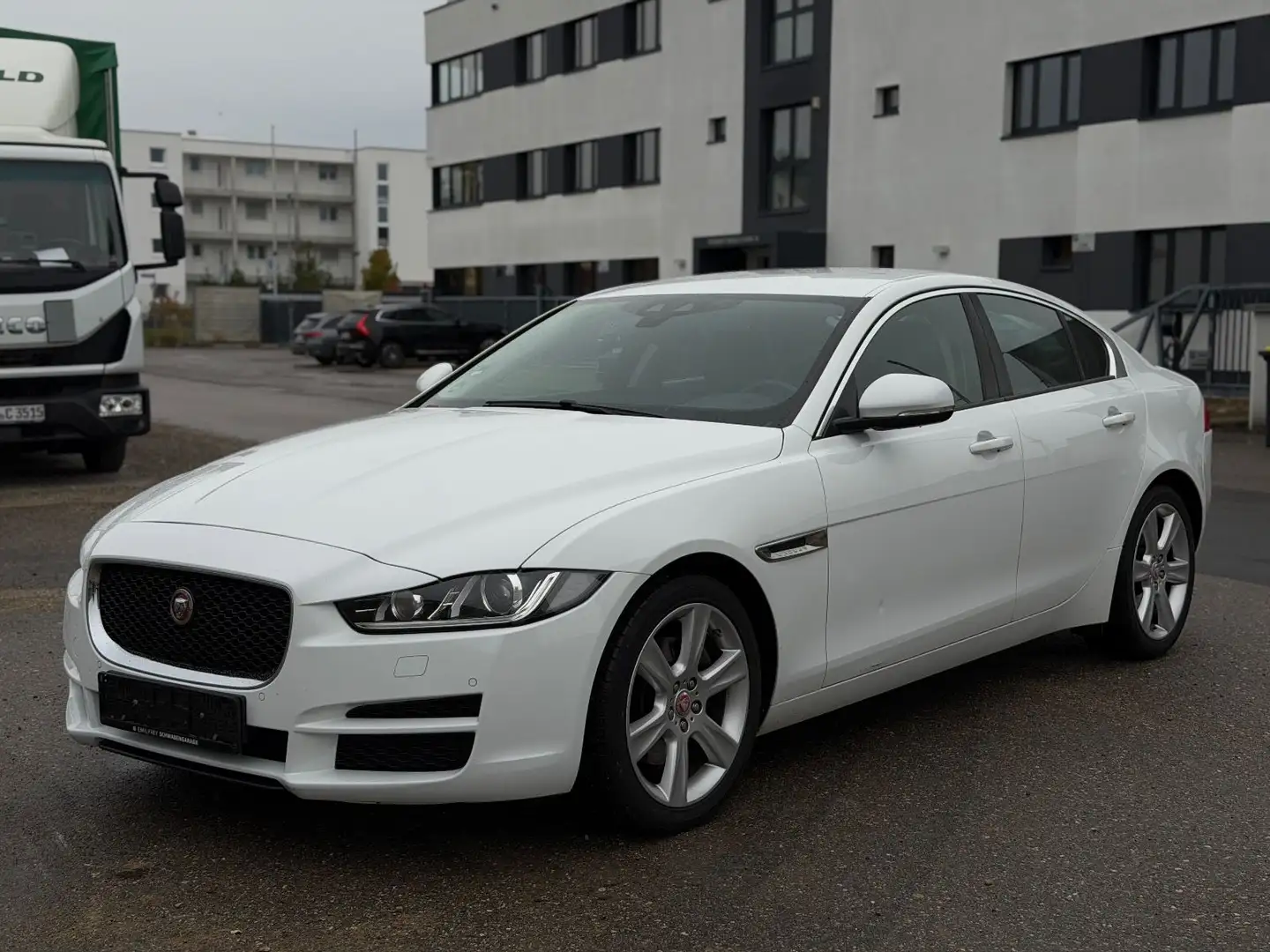 Jaguar XE Pure 2.0d Euro6 Xenon Navi Keyless Schalter!! Blanc - 1