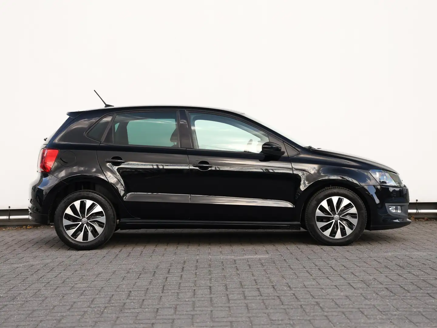 Volkswagen Polo 1.0 BlueMotion Connected Series 95pk | Navigatie | Zwart - 2