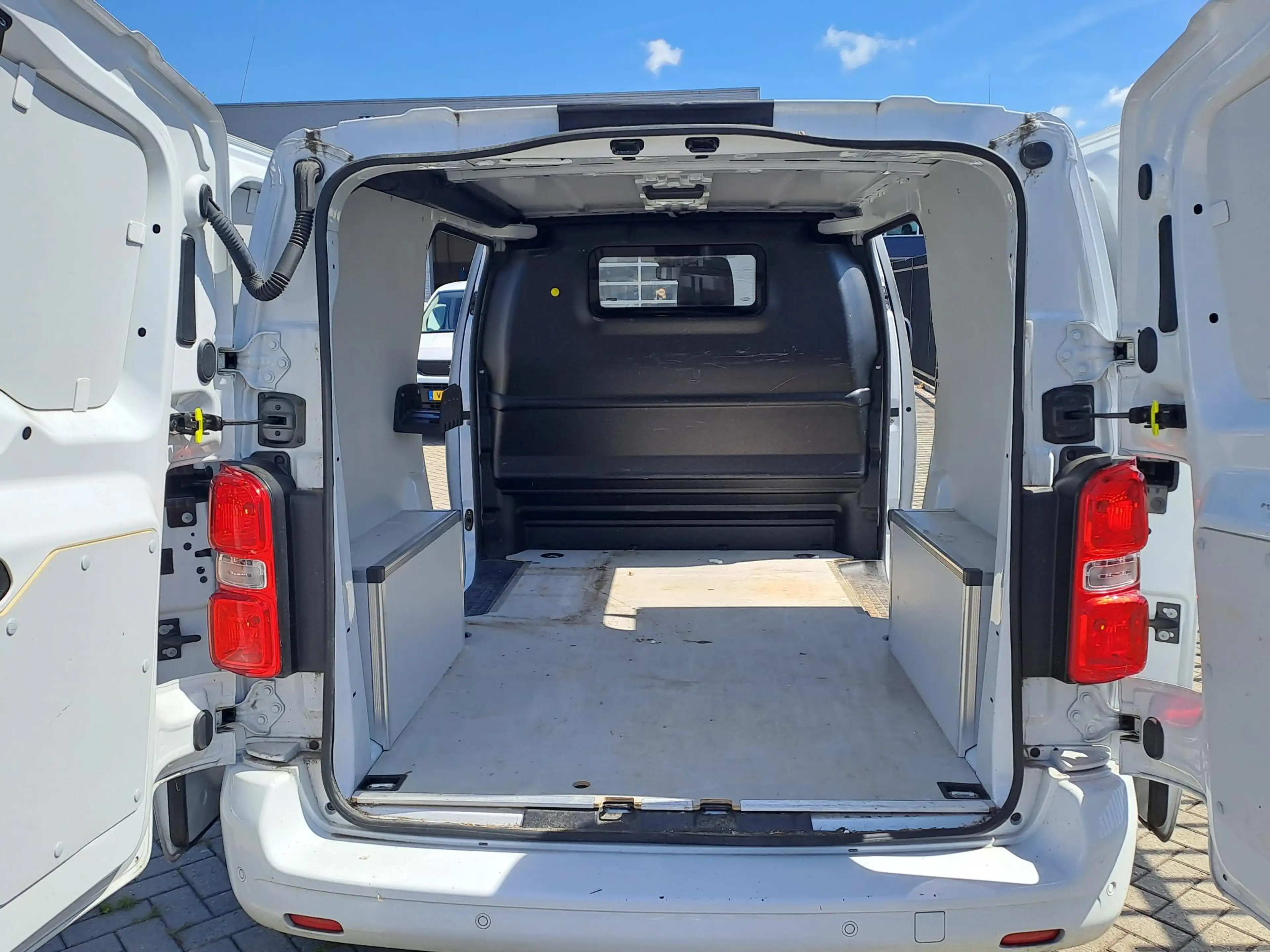 Peugeot e-Expert EV L2 75 kWh | Camera | Climate control | Apple Ca — photo 4