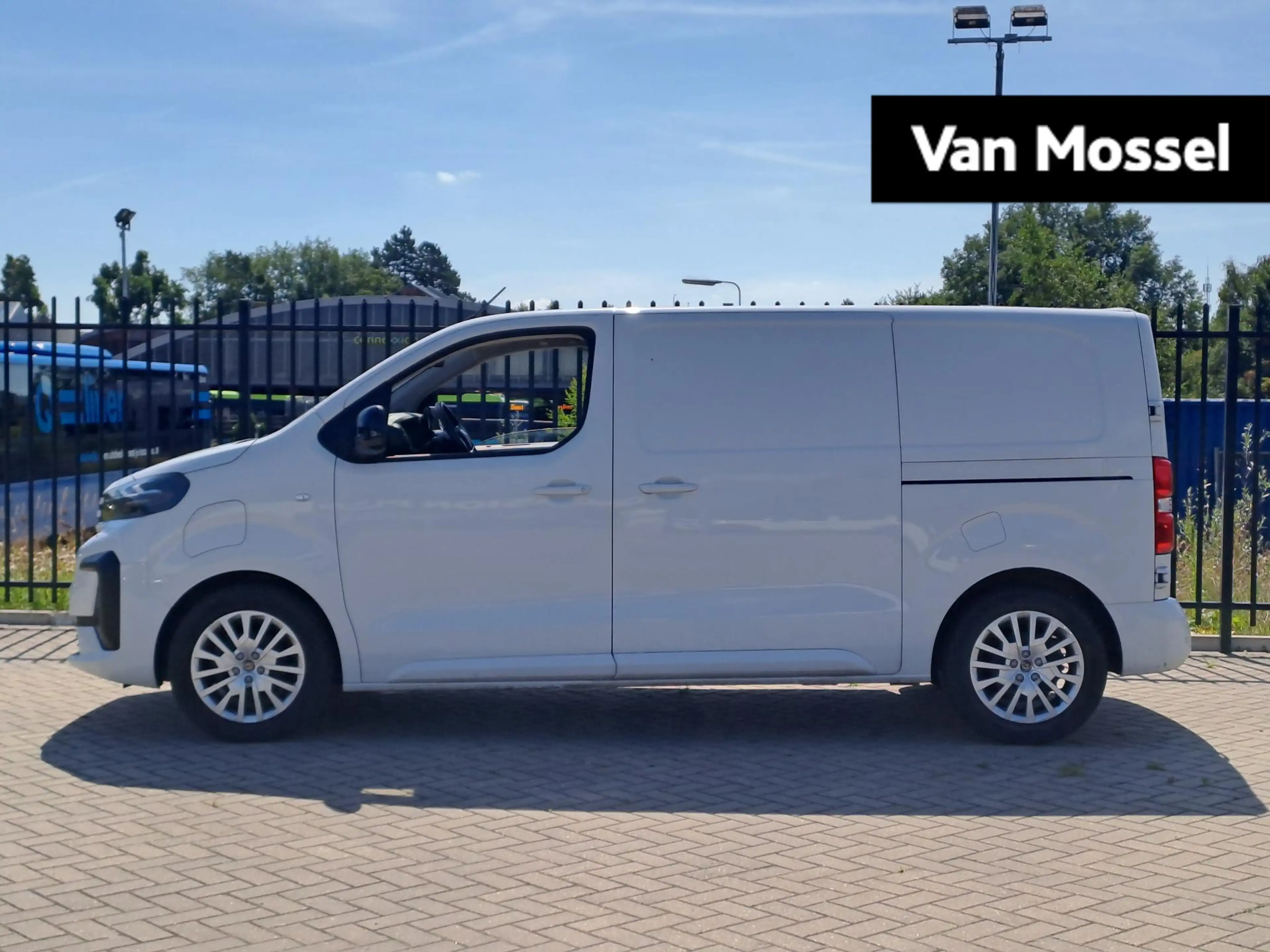 Peugeot e-Expert EV L2 75 kWh | Camera | Climate control | Apple Ca