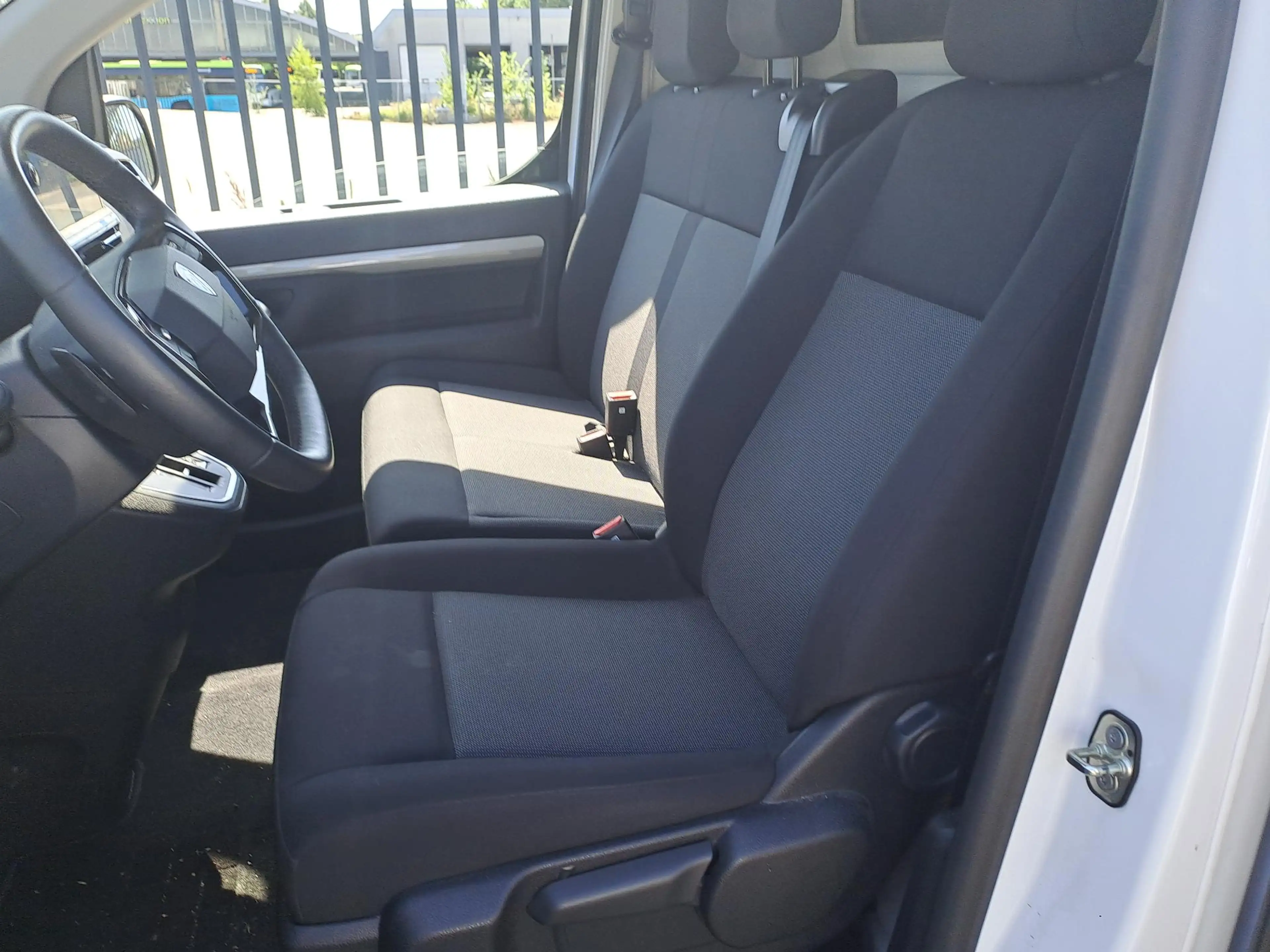 Peugeot e-Expert EV L2 75 kWh | Camera | Climate control | Apple Ca — photo 10