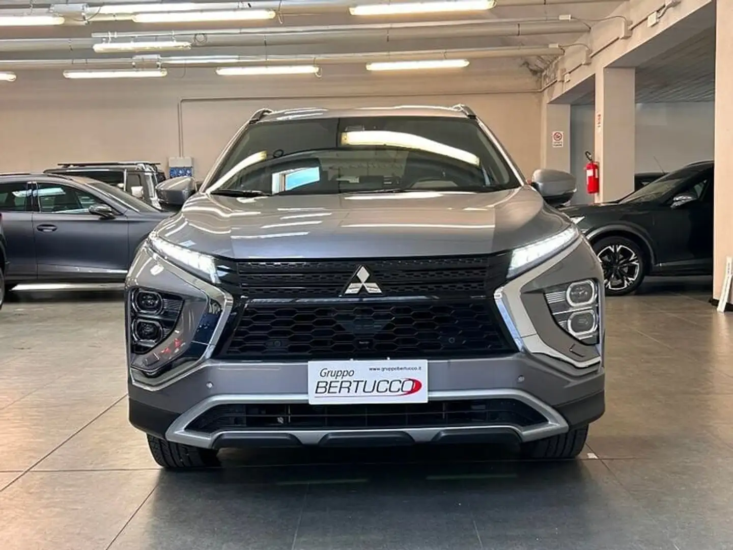 Mitsubishi Eclipse Cross 2.4 MIVEC 4WD PHEV Instyle SDA siva - 2