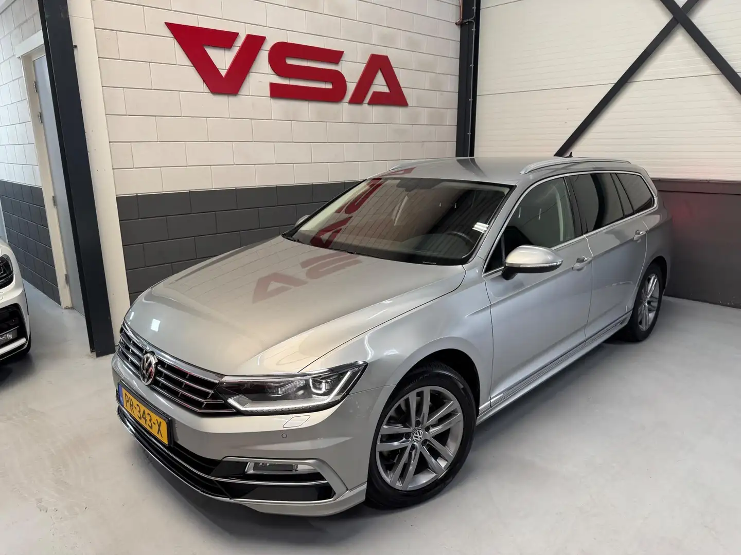 Volkswagen Passat Variant 1.4 TSI Highline Business R-line, Virtual Display, Grijs - 1