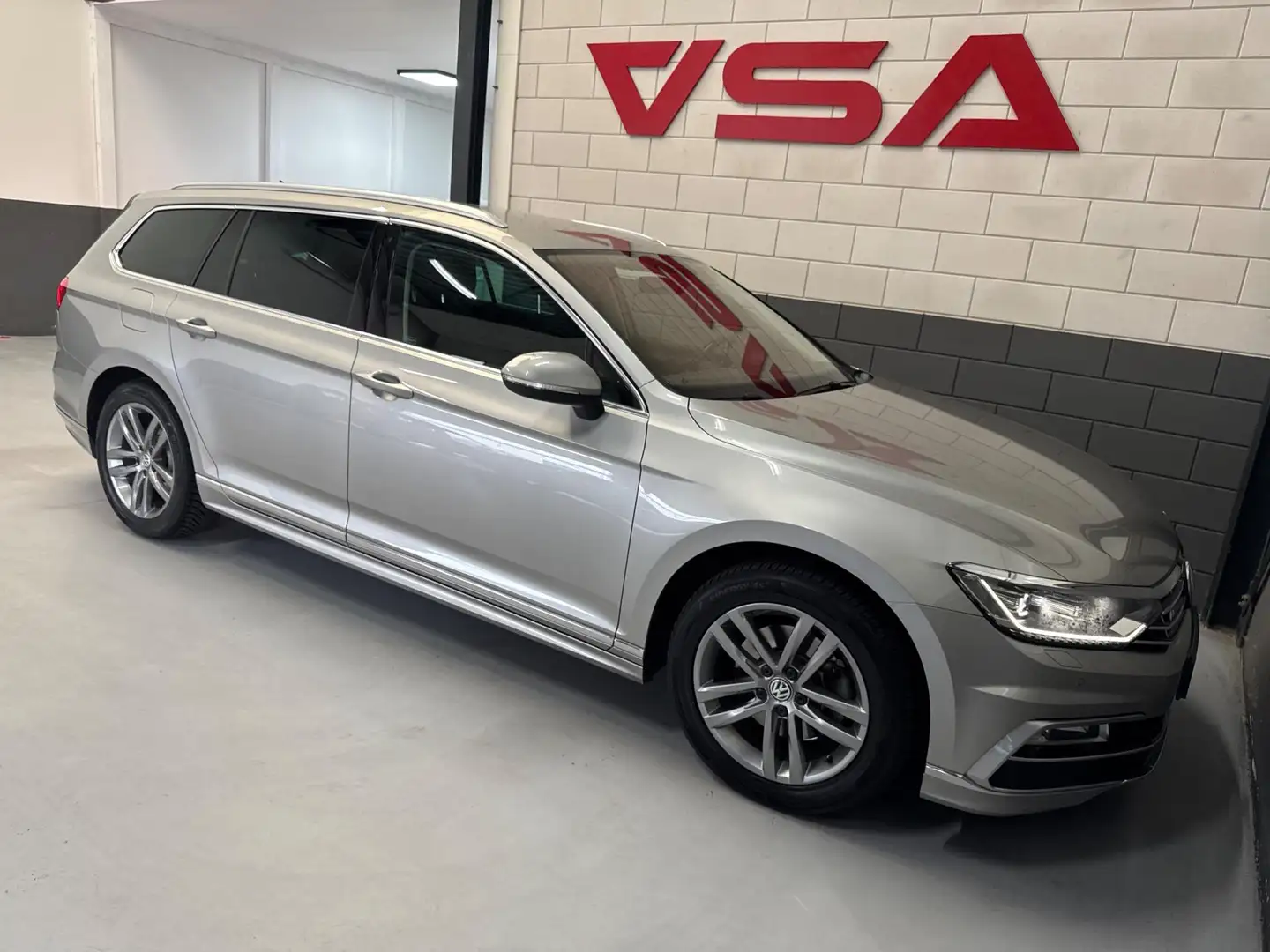 Volkswagen Passat Variant 1.4 TSI Highline Business R-line, Virtual Display, Grijs - 2