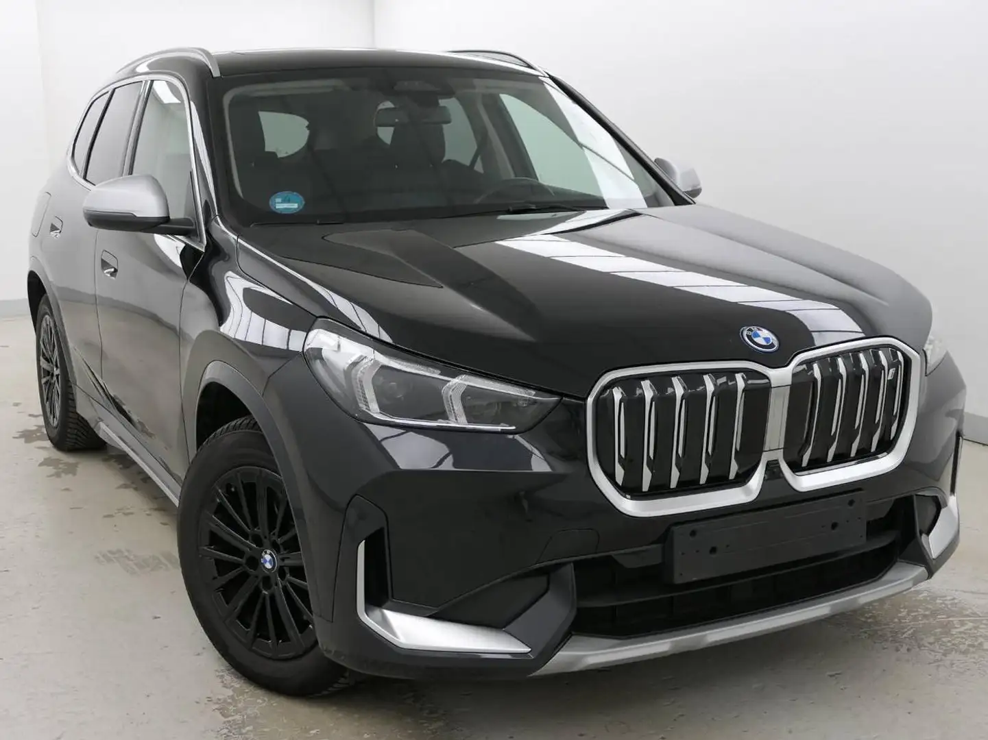 BMW iX1 30 xDrive xLine Leder_Panorama_HarmanKardon_Headup Schwarz - 2