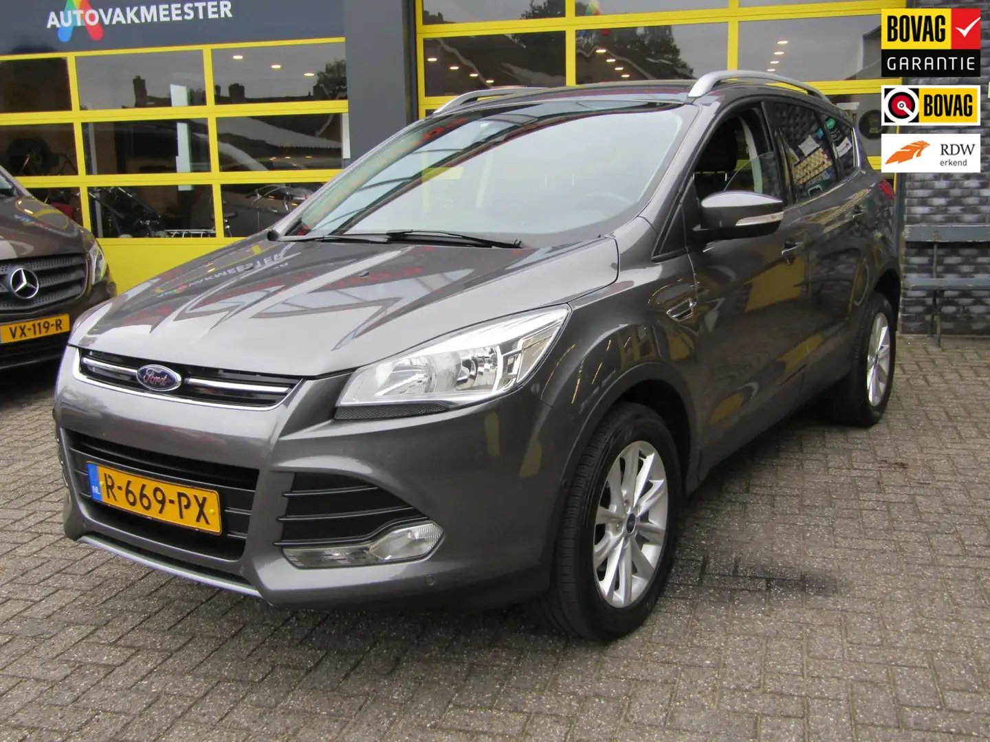 Ford Kuga 1.6 Titanium Grijs - 1