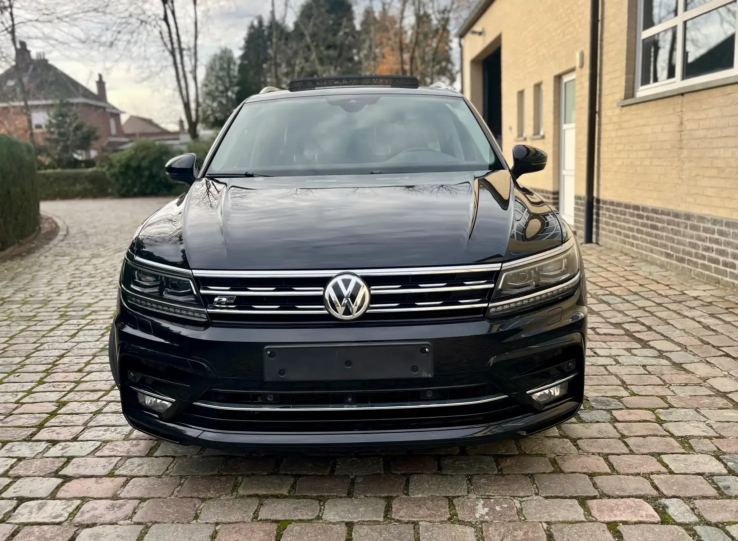 Volkswagen Tiguan 2.0 TDi R-Line Highline ### 136000 km ### Noir - 2