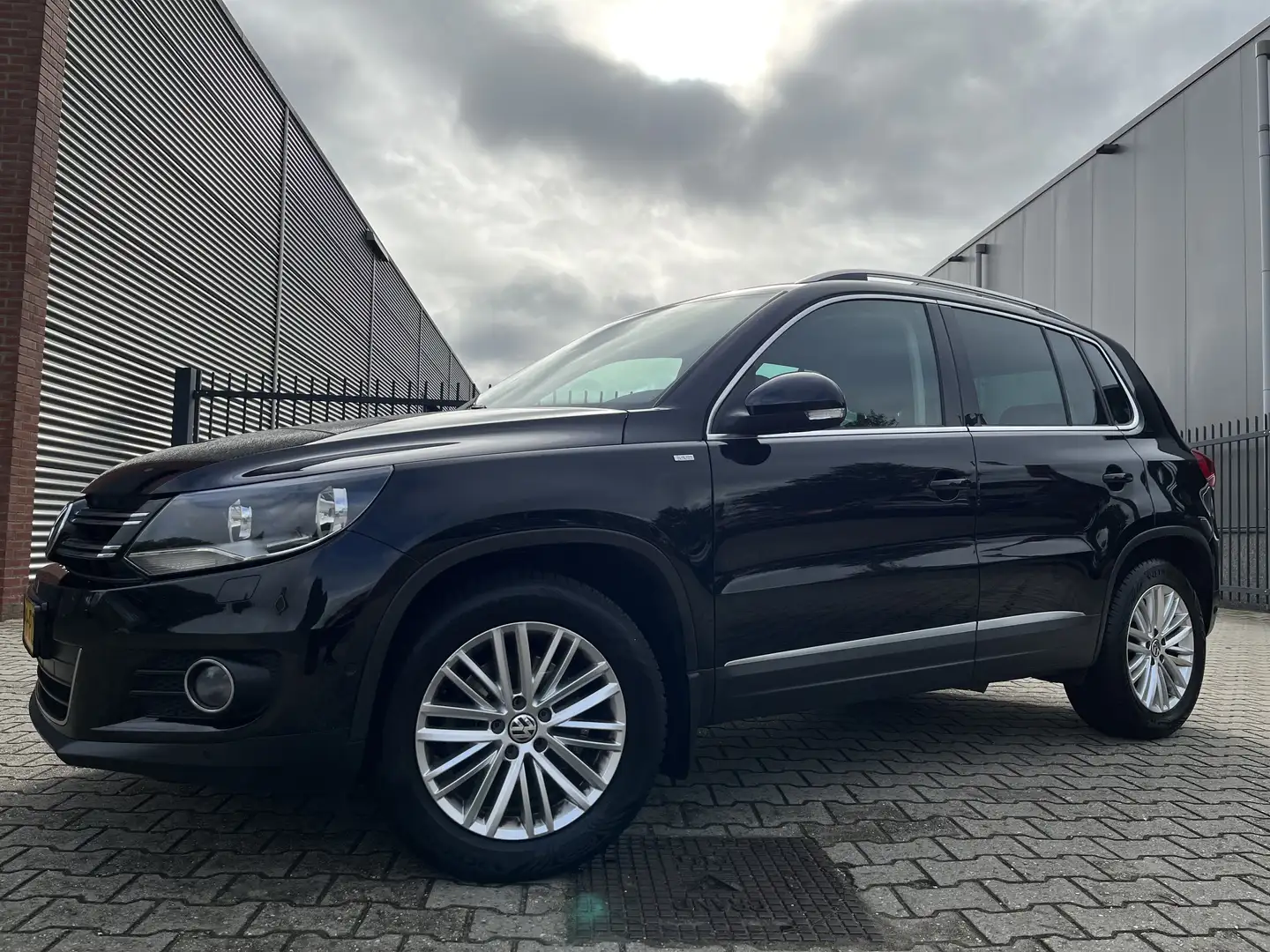 Volkswagen Tiguan 1.4 TSI Sport Zwart - 1
