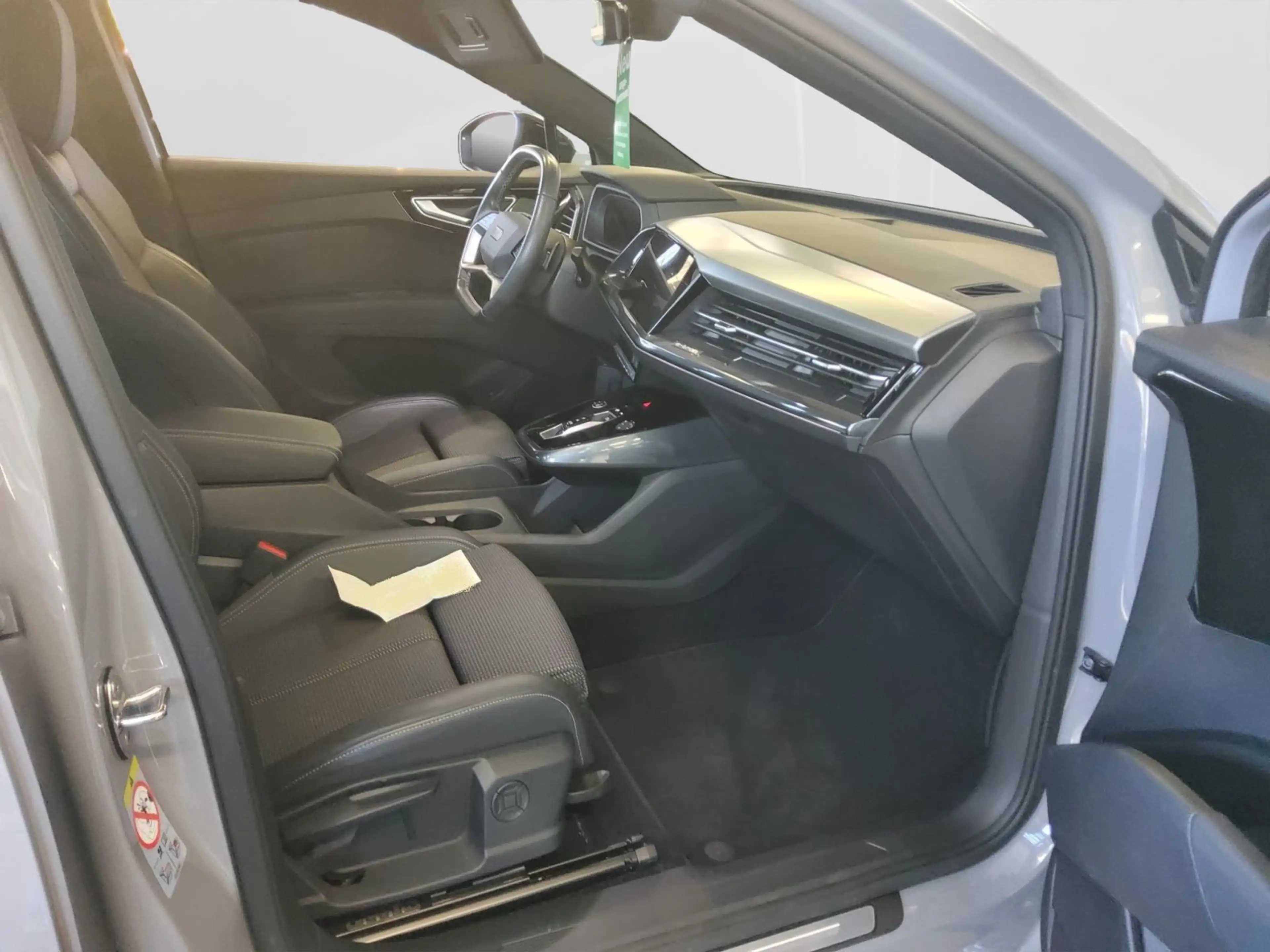 Audi Q4 e-tron Q4 35 e-tron Einparkhi — photo 4