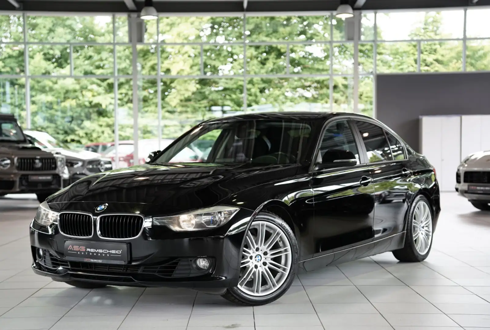 BMW 320 i Limousine *ACC *PDC *Klima *Navi *SHZ Negru - 1