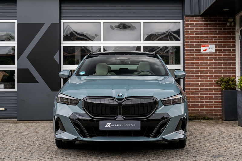 BMW 550 5-serie 550e xDrive Touring M Sport Pro | Panorama — photo 10