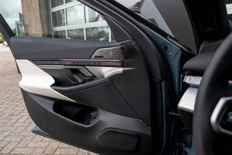 BMW 550 5-serie 550e xDrive Touring M Sport Pro | Panorama — photo 12