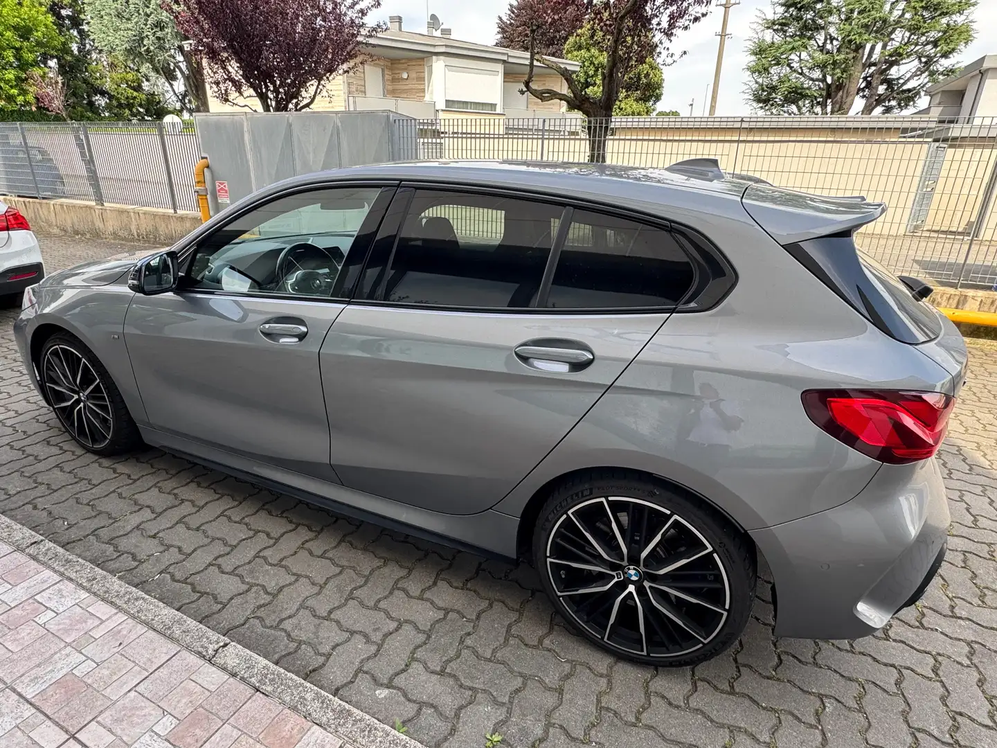 BMW 135 Serie 1 F40 M 135i xdrive auto Gris - 2