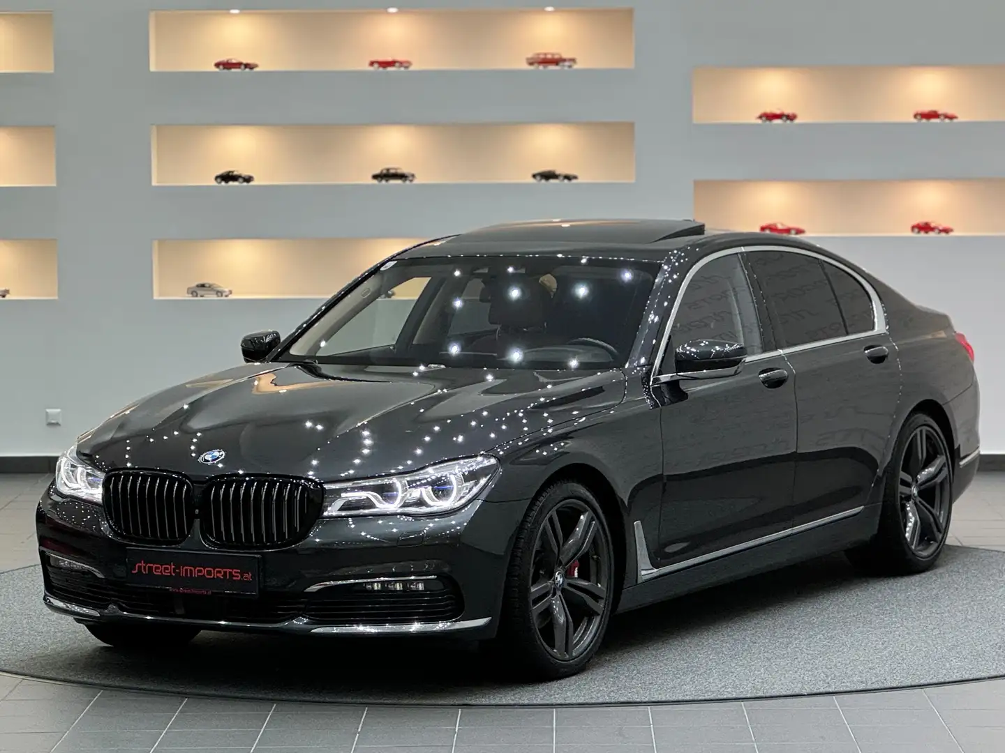 BMW 740 d xDrive *Massage*HUD*DisplayKey*4Zonen*Softclose* Grau - 1